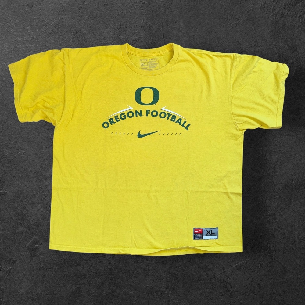 Nike Oregon Ducks Football T-Shirt Mens XL Yellow Short Sleeve Helmet Graphic